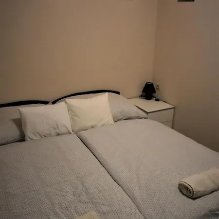 óvár Apartman *